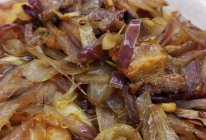 五花肉炒洋葱的做法