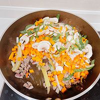 宝宝辅食 南瓜菌菇焖饭的做法图解3