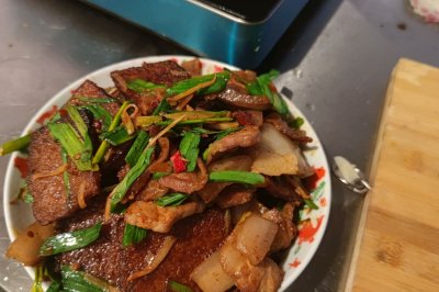 黔西黄粑炒回锅肉