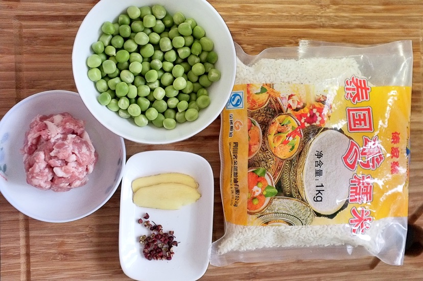 碗豆糯米饭的做法图解1