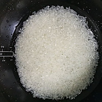 电饭锅就能做的煲仔饭的做法图解1