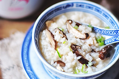 暖胃免熬的 香菇鸡肉粥