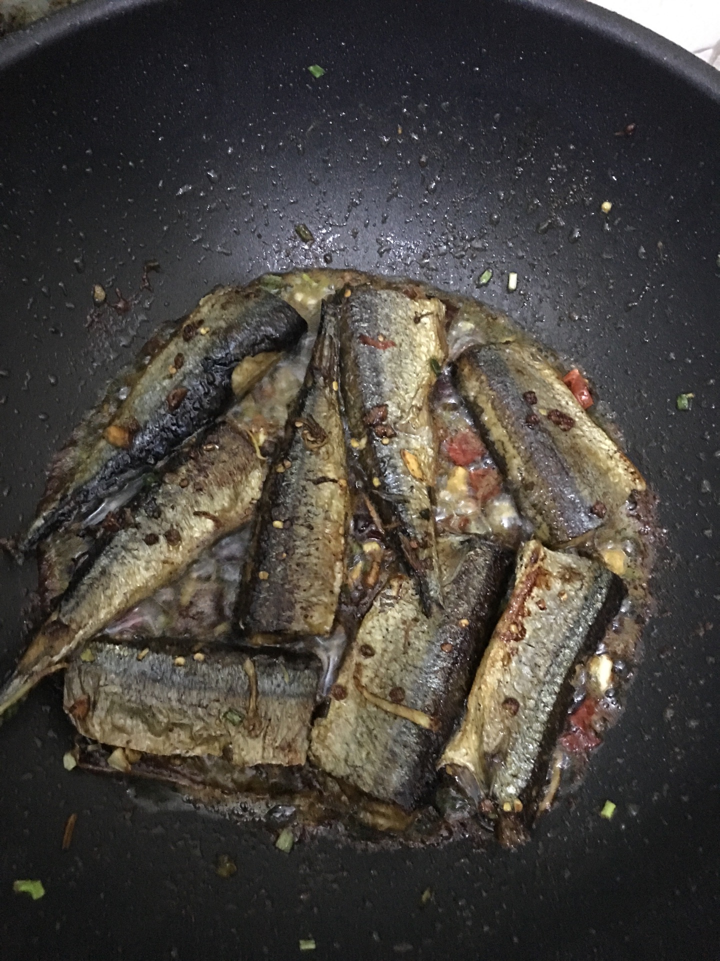 香煎秋刀鱼怎么做_香煎秋刀鱼的做法_冰妈厨房_豆果美食