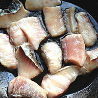 香辣鱼块——煎鱼不碎不粘的小窍门的做法图解5