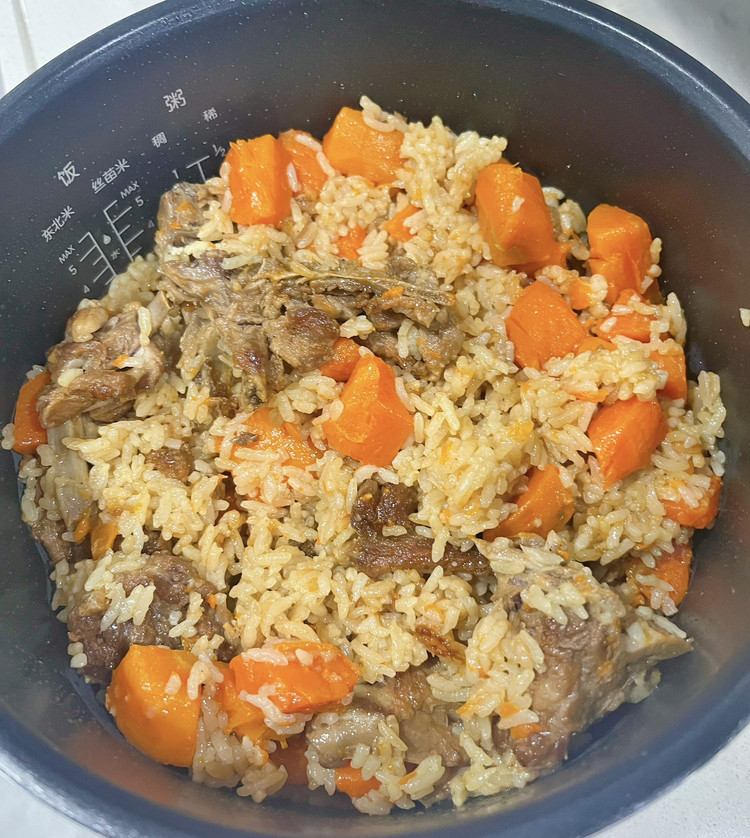 电饭煲焖饭(排骨胡萝卜饭)的做法