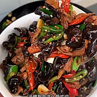 木耳小米椒青椒大蒜叶子炒肉的做法图解2