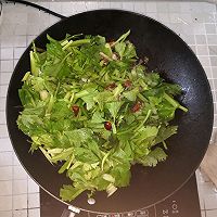 清淡可口的爆炒芹菜的做法图解4