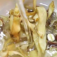 姬松茸红枣炖鸡汤的做法图解1