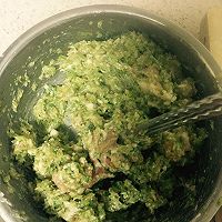 猪肉芹菜馅饺子的做法图解1