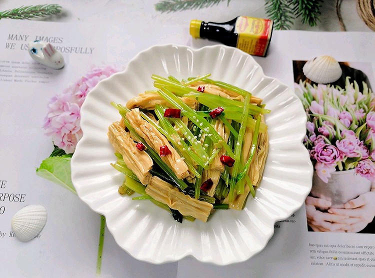 芹菜拌腐竹的做法