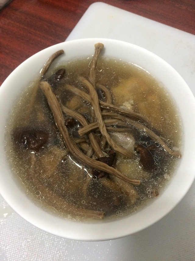 茶树菇排骨汤的做法
