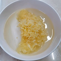 银耳莲子百合汤的做法图解2