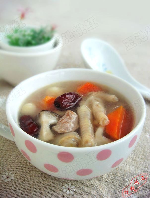 Chicken feet soup with red dates and lotus seeds