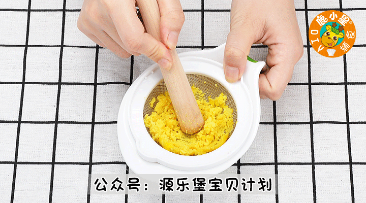 南瓜蛋黄小米粥 8M+的做法图解6