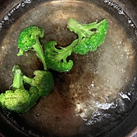 杏鲍菇和西兰花的做法图解2