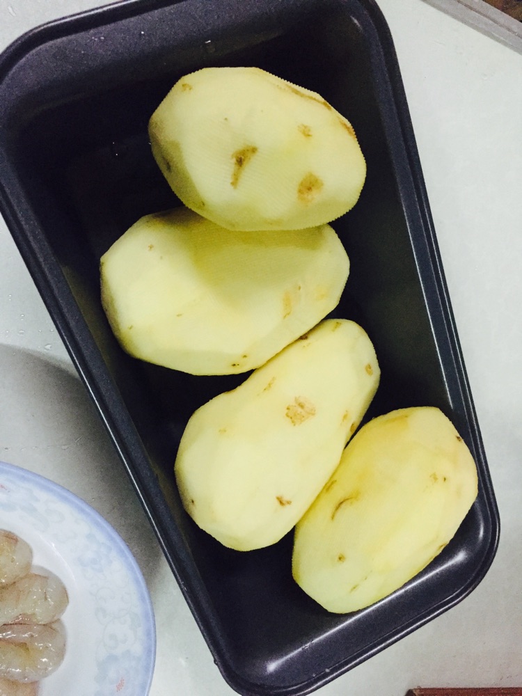 易做土豆虾球的做法图解1