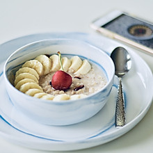 一只碗的早餐: 香蕉莓干燕麦粥#520，美食撩动TA的心！#