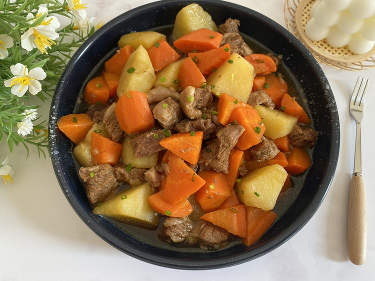 胡萝卜土豆焖羊肉的做法