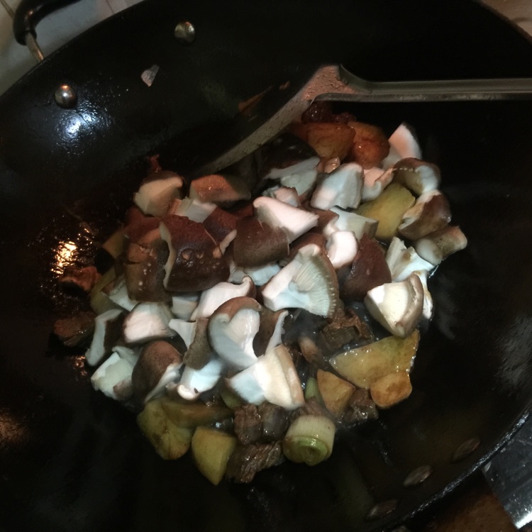 香菇土豆炖牛肉的做法图解6