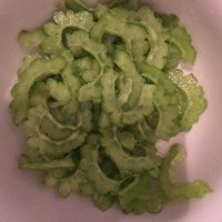 夏季新宠·凉拌苦瓜的做法图解3
