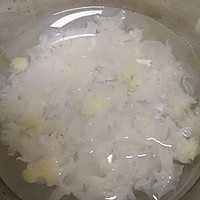 银耳莲子羹的做法图解1