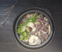 羊肉菌菇锅，冬天就要吃点暖的，一口下去，既鲜又暖胃的做法