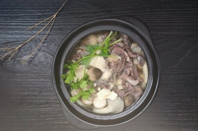 羊肉菌菇锅，冬天就要吃点暖的，一口下去，既鲜又暖胃