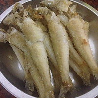 炸小白鱼的做法图解5