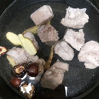 排骨干贝砂锅粥的做法图解2