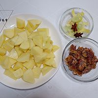 肉脂渣炖土豆的做法图解2