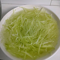 凉拌青笋丝的做法图解1