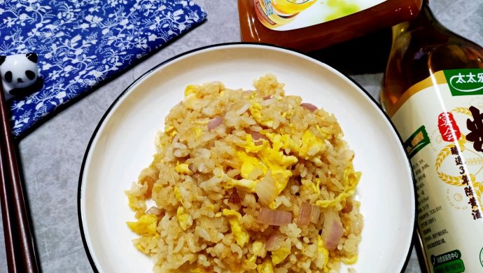 鸡蛋圆葱炒米饭