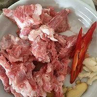 韭黄炒肉的做法图解1