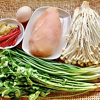 【创意小厨娘】泡椒蒸鸡片——酸辣宜人，口感细腻，鲜香又美味。的做法图解1