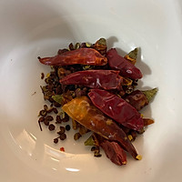 花儿麻辣鸡翅尖的做法图解2