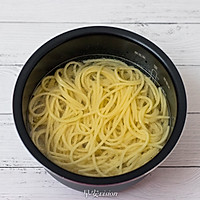 奶油培根意面的做法图解3