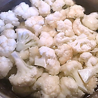 花菜炒肉片的做法图解1