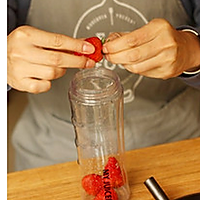 草莓养乐多果汁的做法图解2