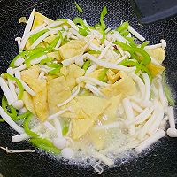 海鲜菇配青椒、豆腐角的做法图解6