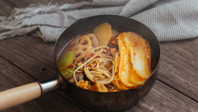 厨房小白都能学会的，下饭香辣蔬菜锅