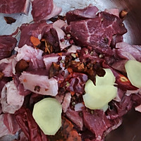 牛肉炖萝卜的做法图解1