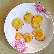 #麦子厨房#小红锅出品：宝宝早餐冰冻鸡蛋煎小片