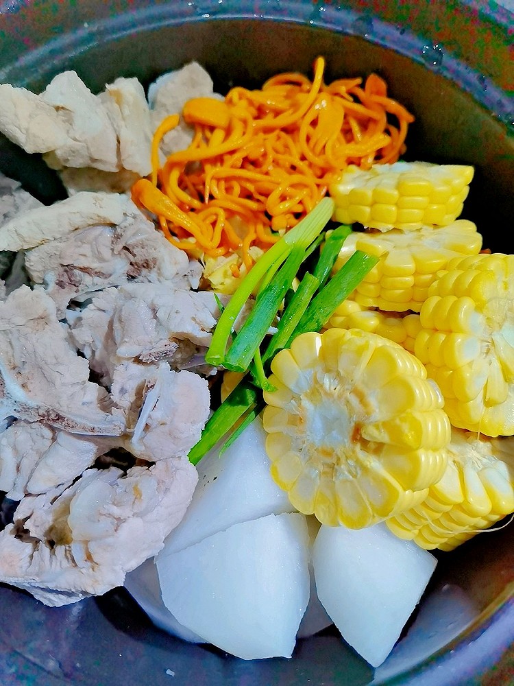 排骨虫草花萝卜玉米汤（砂锅）的做法
