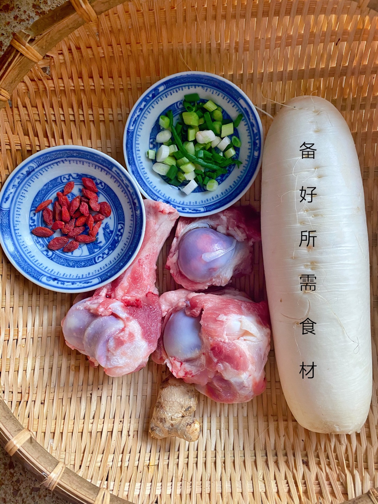 东北酸菜炖大骨头怎么做_东北酸菜炖大骨头的做法_豆果美食