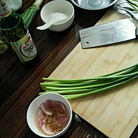 蒜苔炒五花肉的做法图解1