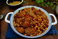 猪蹄儿焖黄豆的做法