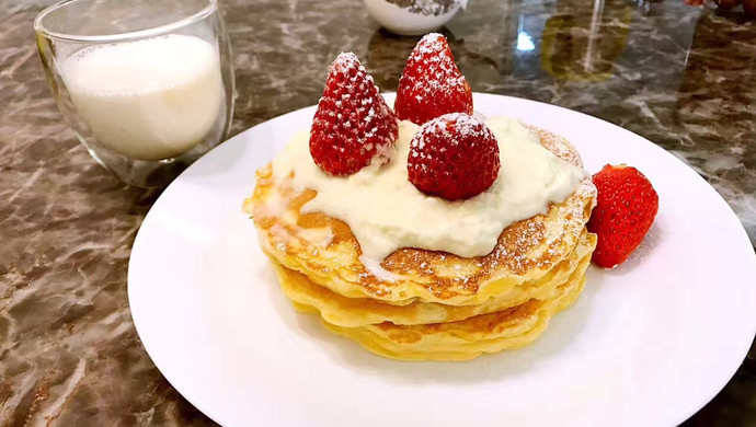 草莓奶油松饼