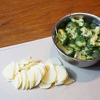 奶油培根西兰花浓汤的做法图解3