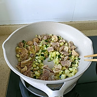 #为爱下厨 七夕橄浪漫#盐水鸭黄瓜炒饭的做法图解3