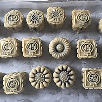 广式豆沙蛋黄月饼50g的做法图解8